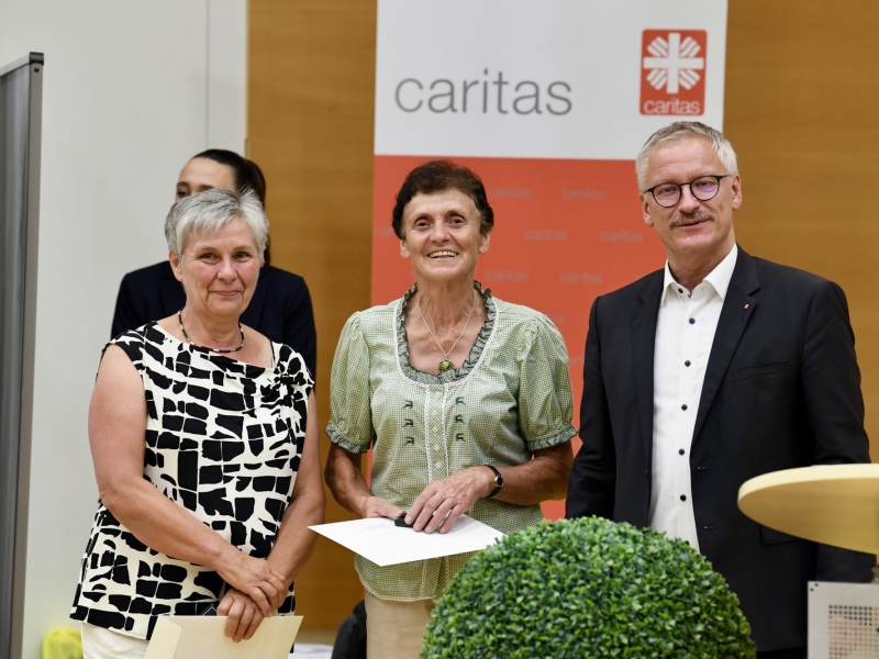 Drei Personen mit Dokumenten im Portrait