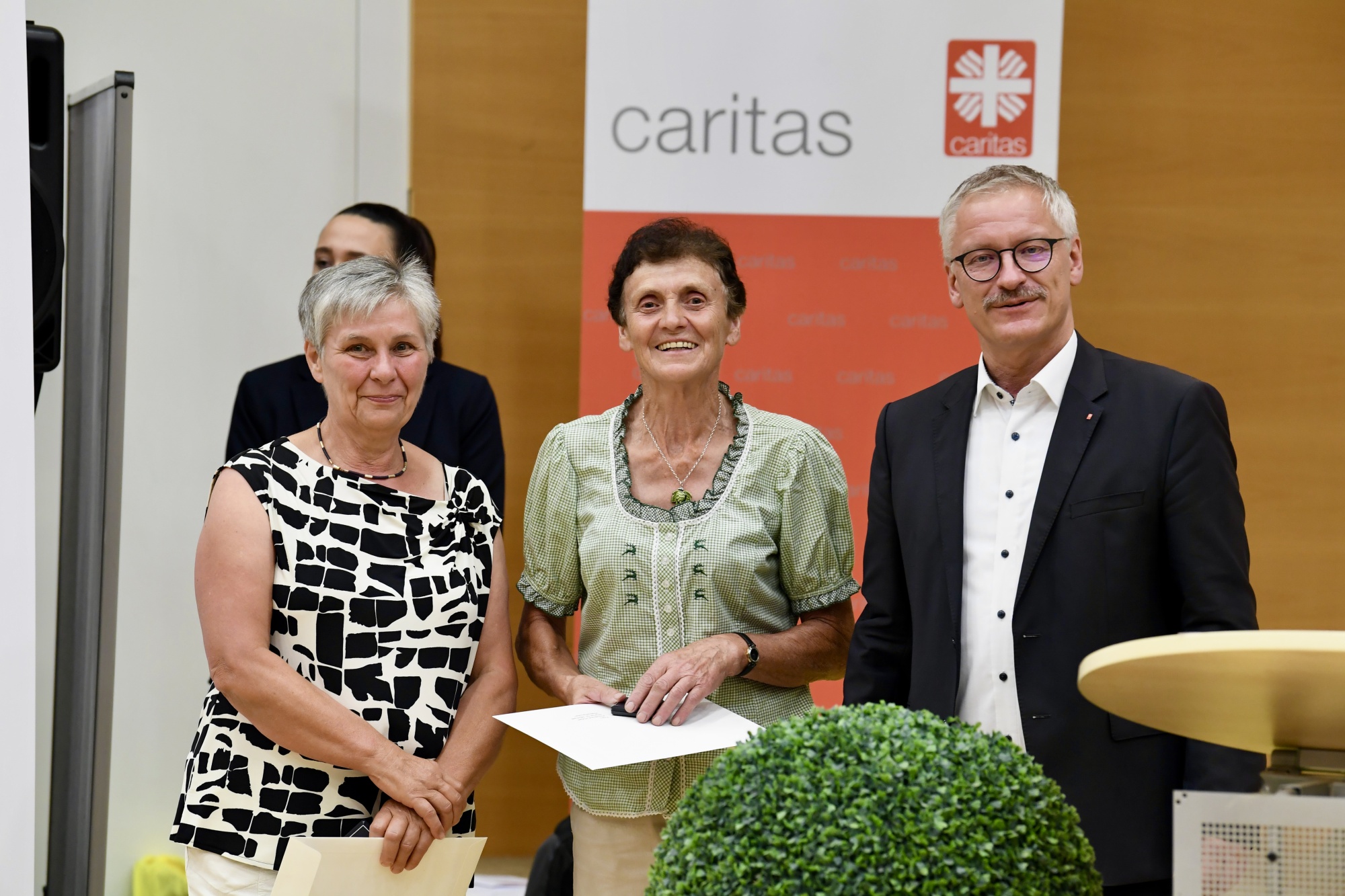 Drei Personen mit Dokumenten im Portrait