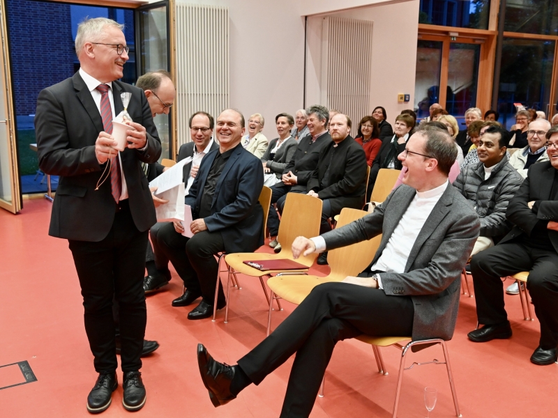 Personen in Veranstaltungsraum