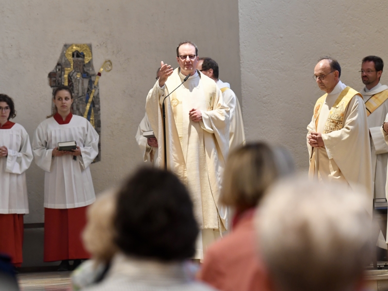 Geistliche in Kirche