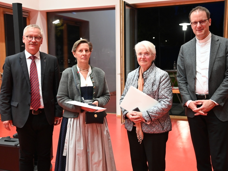 Personen mit Urkunden im Portrait