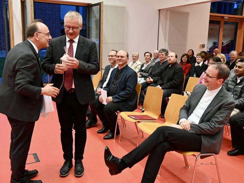 Personen in Veranstaltungsraum