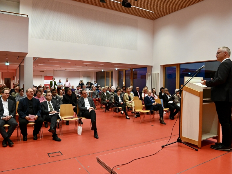 Menschen in Veranstaltungsraum