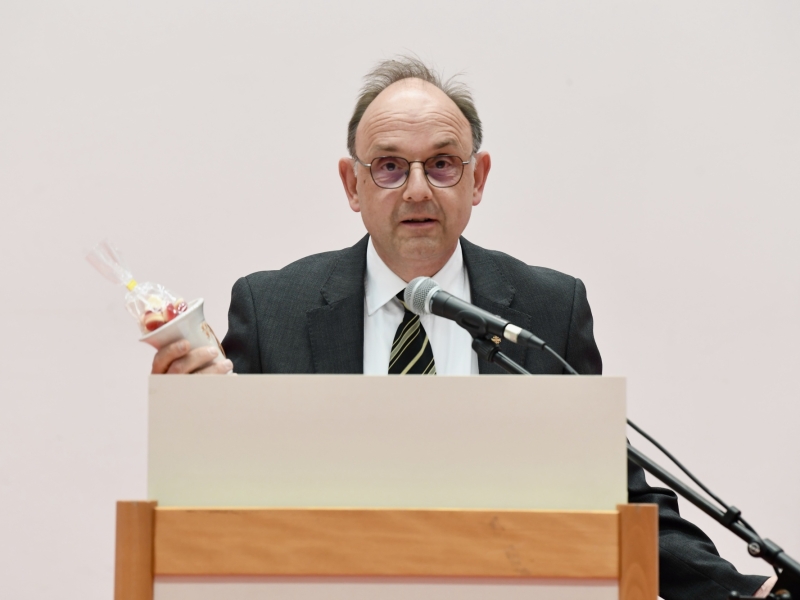 Mann am Rednerpult