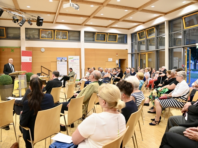 Menschen auf St&uuml;hlen in Halle