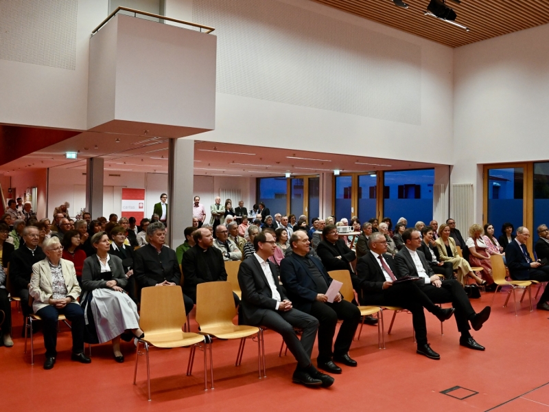 Personen in Veranstaltungsraum