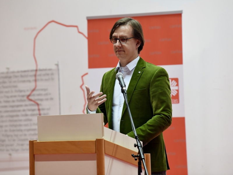 Mann am Rednerpult