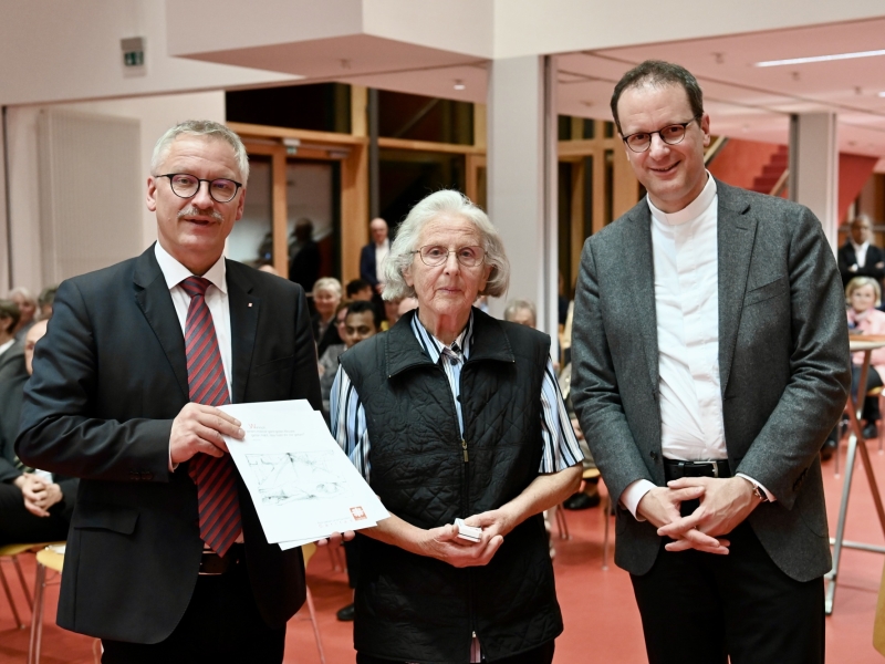 Personen mit Urkunden im Portrait