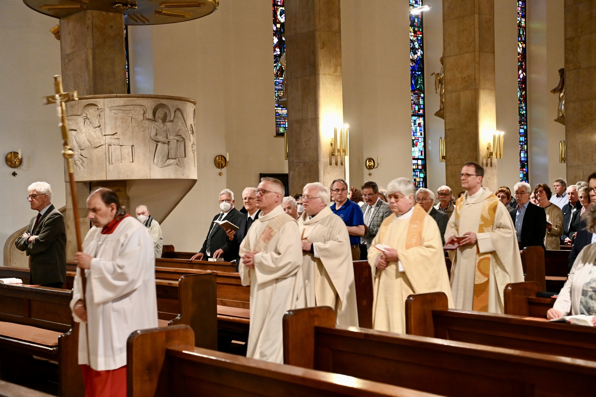 Geistliche in einer Kirche