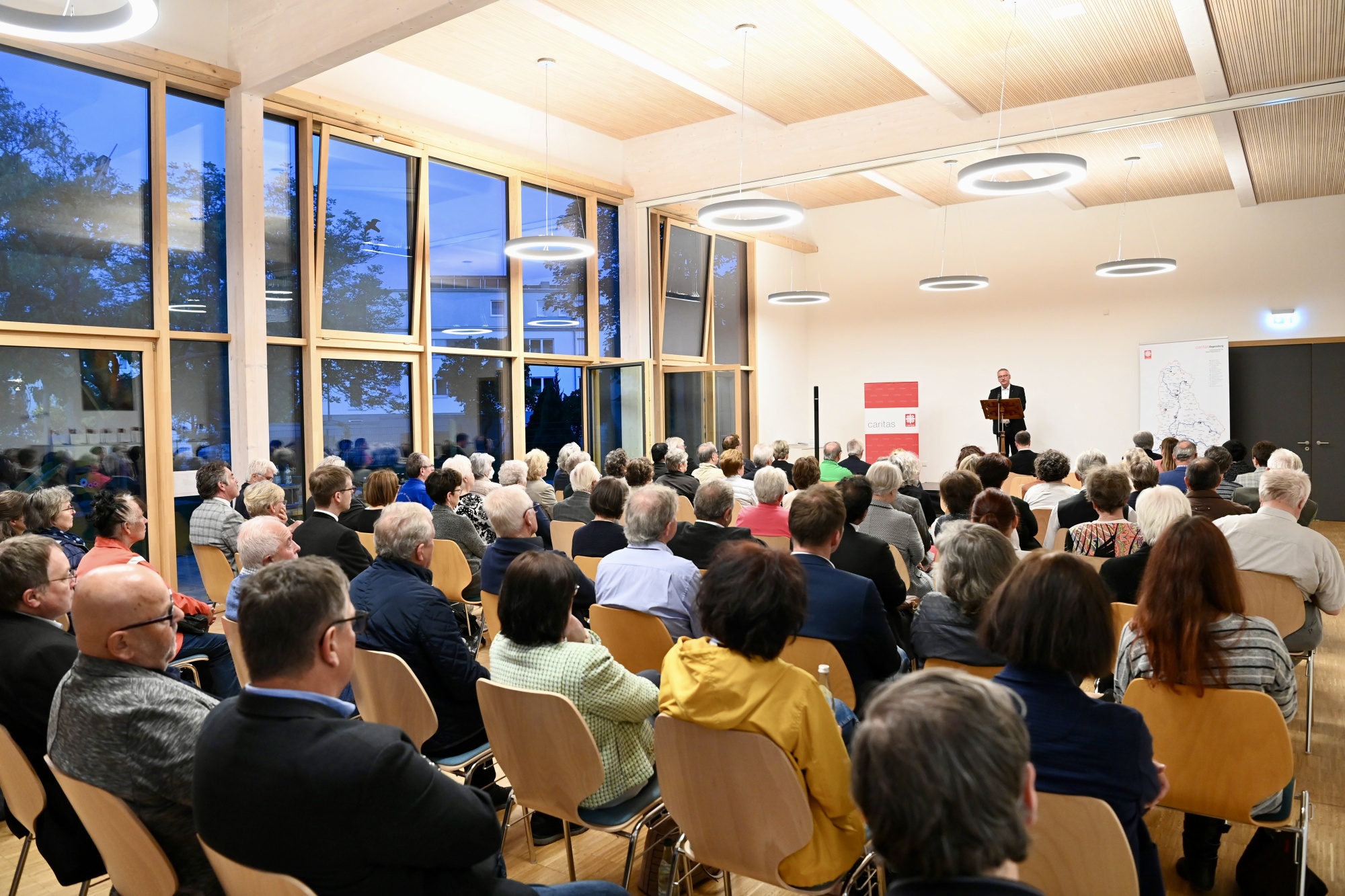 Redner und Personen in einem Kongresssaal
