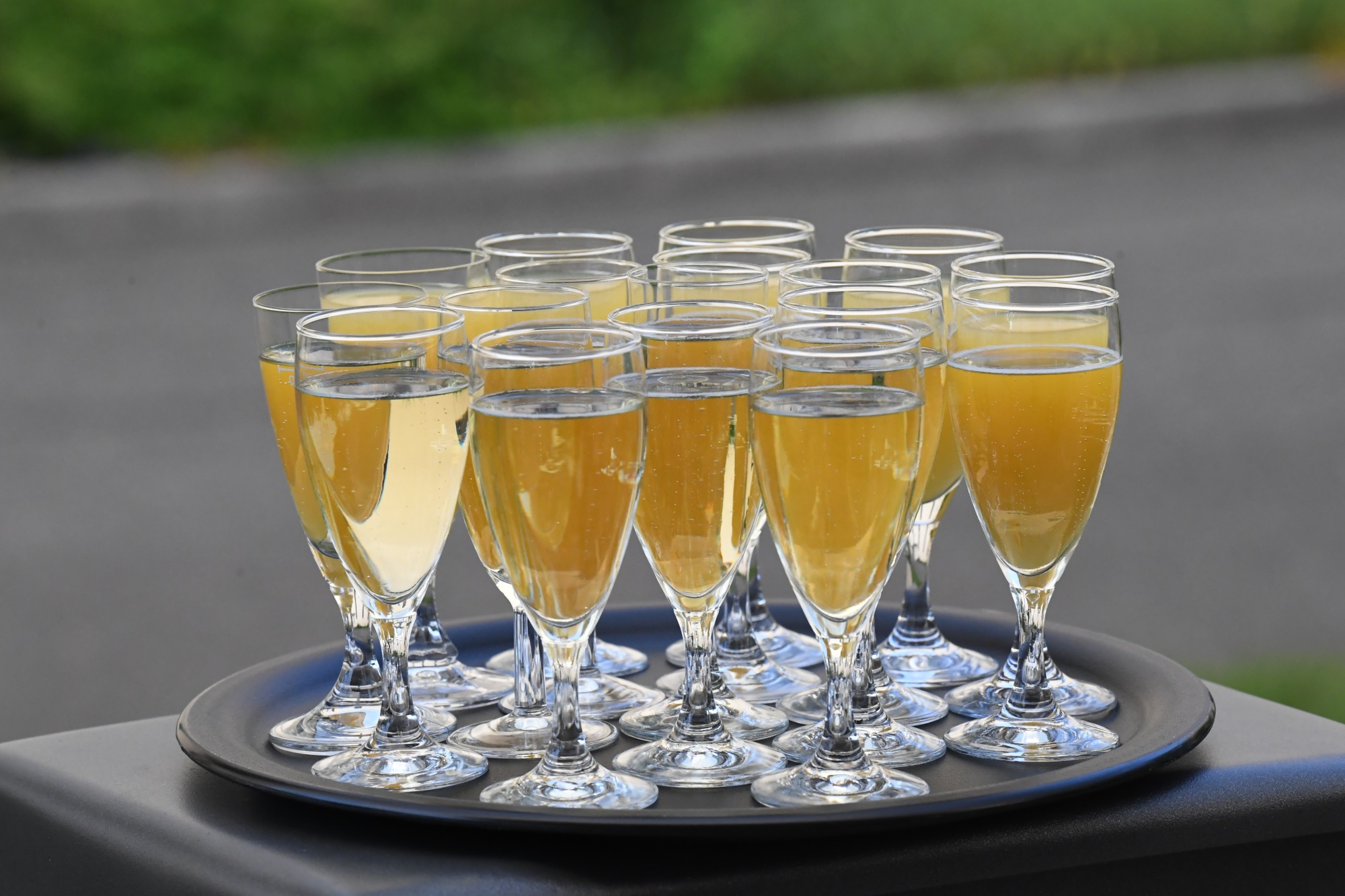 Sekt auf Tablett