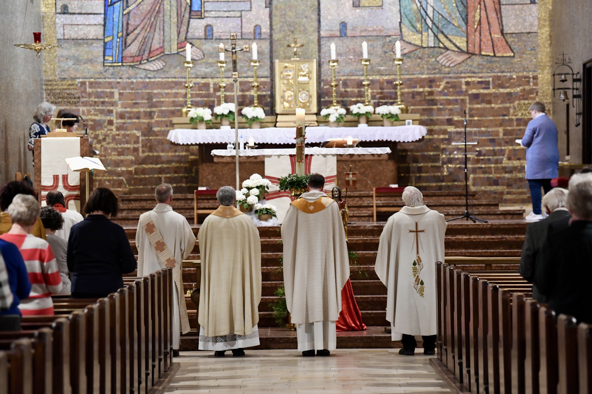 Geistliche am Altar