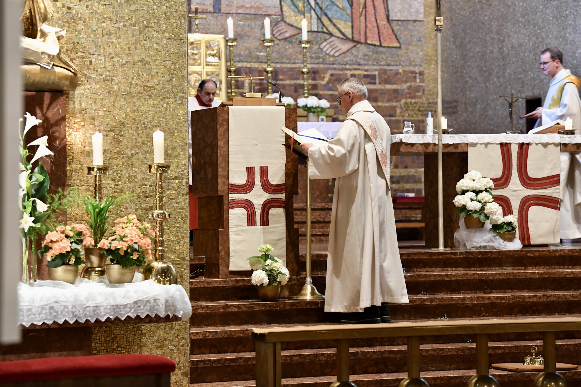 Geistliche am Altar