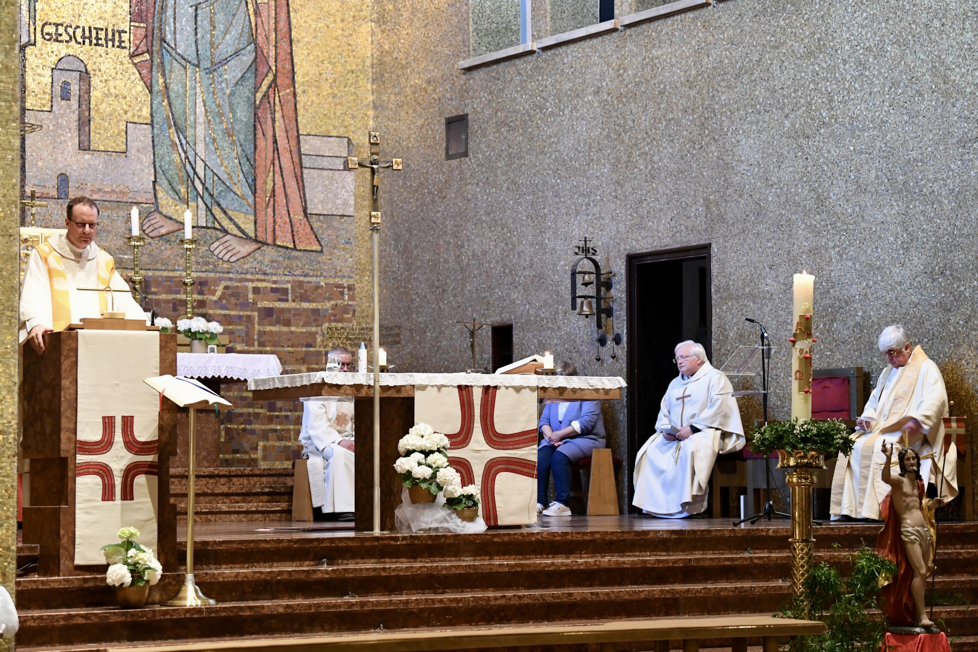 Geistliche am Altar