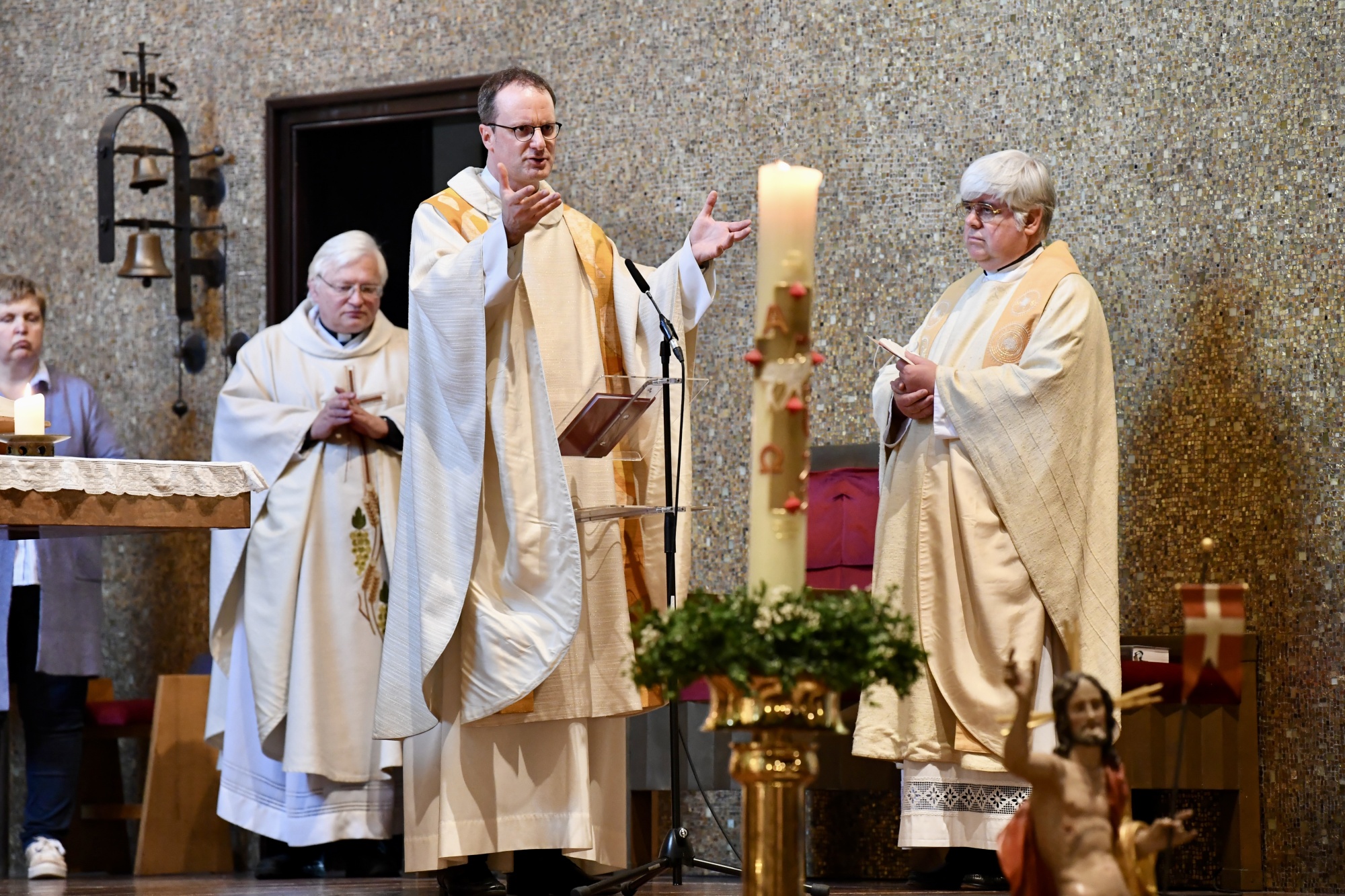 Geistliche am Altar