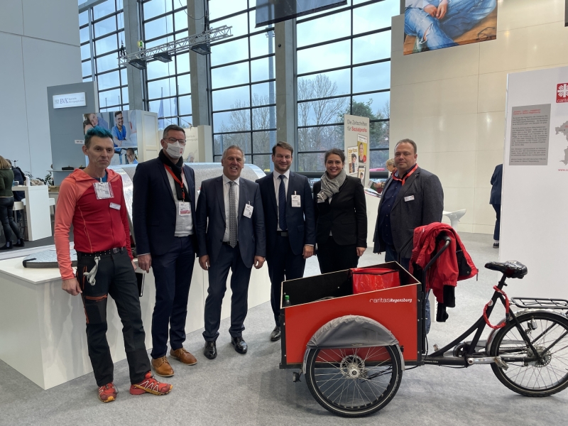 Personen und Lastenrad auf Messe