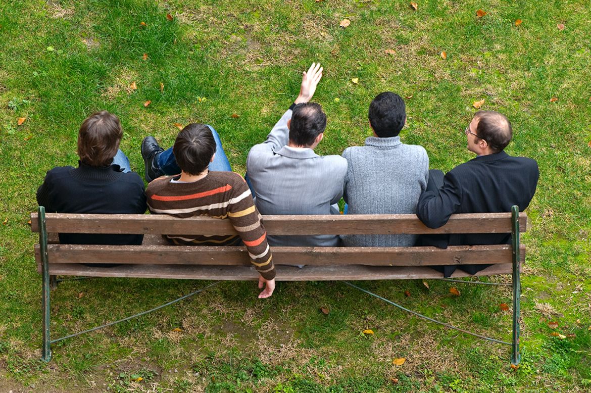 Menschen auf Parkbank