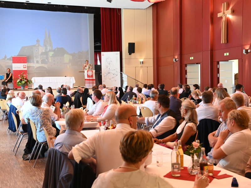Personen in Festsaal