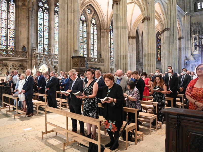 Personen in Kirche