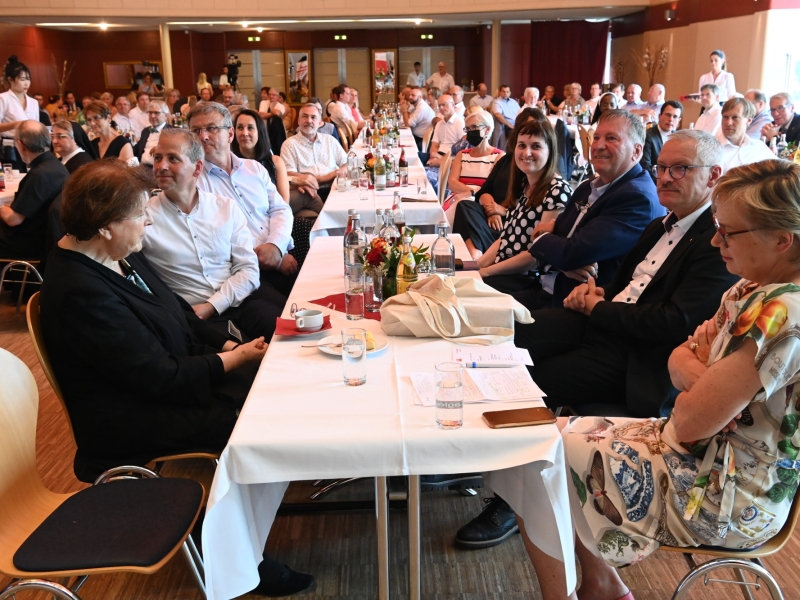 Personen in Festsaal