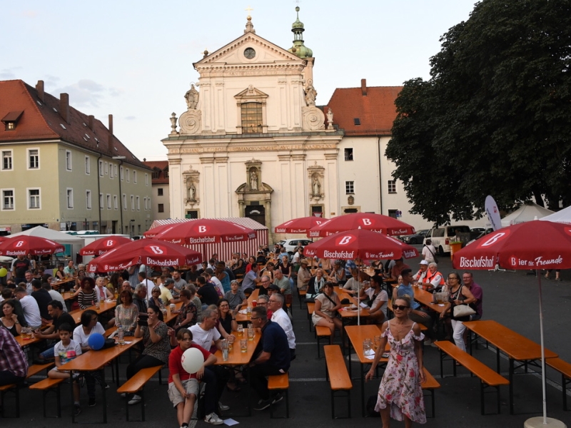 Pubilkum im Freien
