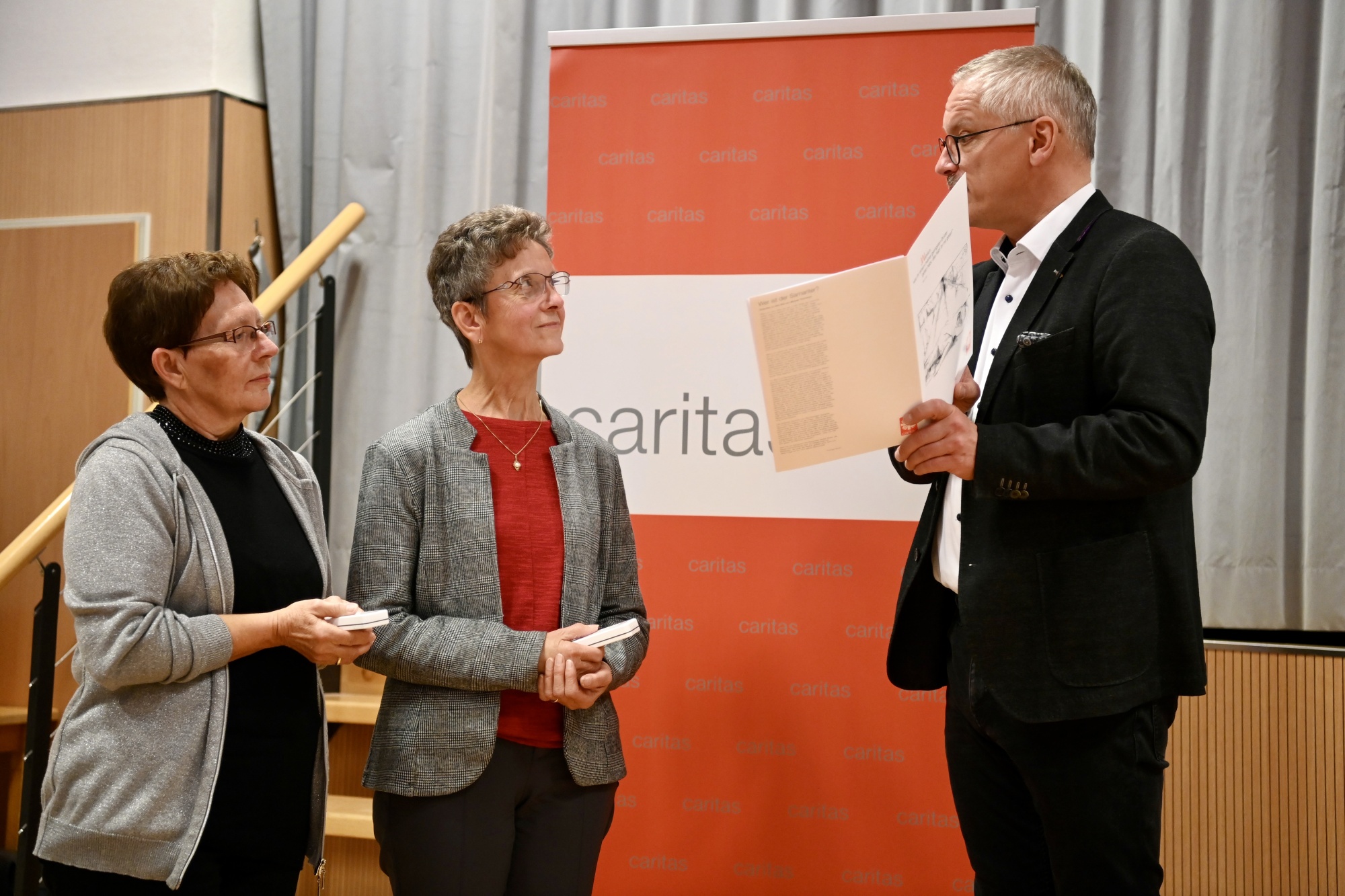 Gruppenfoto mit Urkunden