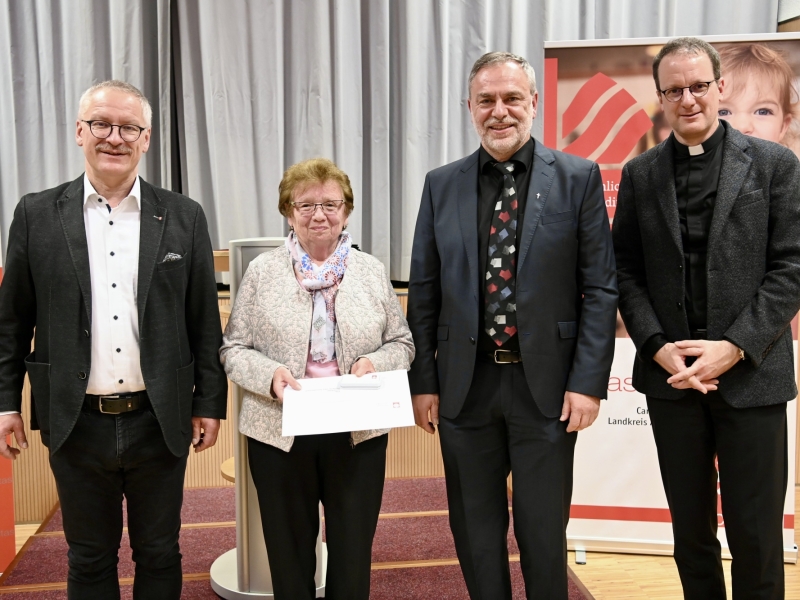 Gruppenfoto mit Urkunden