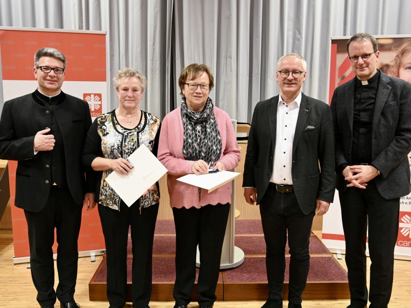 Gruppenfoto mit Urkunden