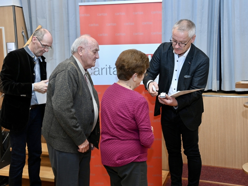 Mann &uuml;berreicht Urkunde