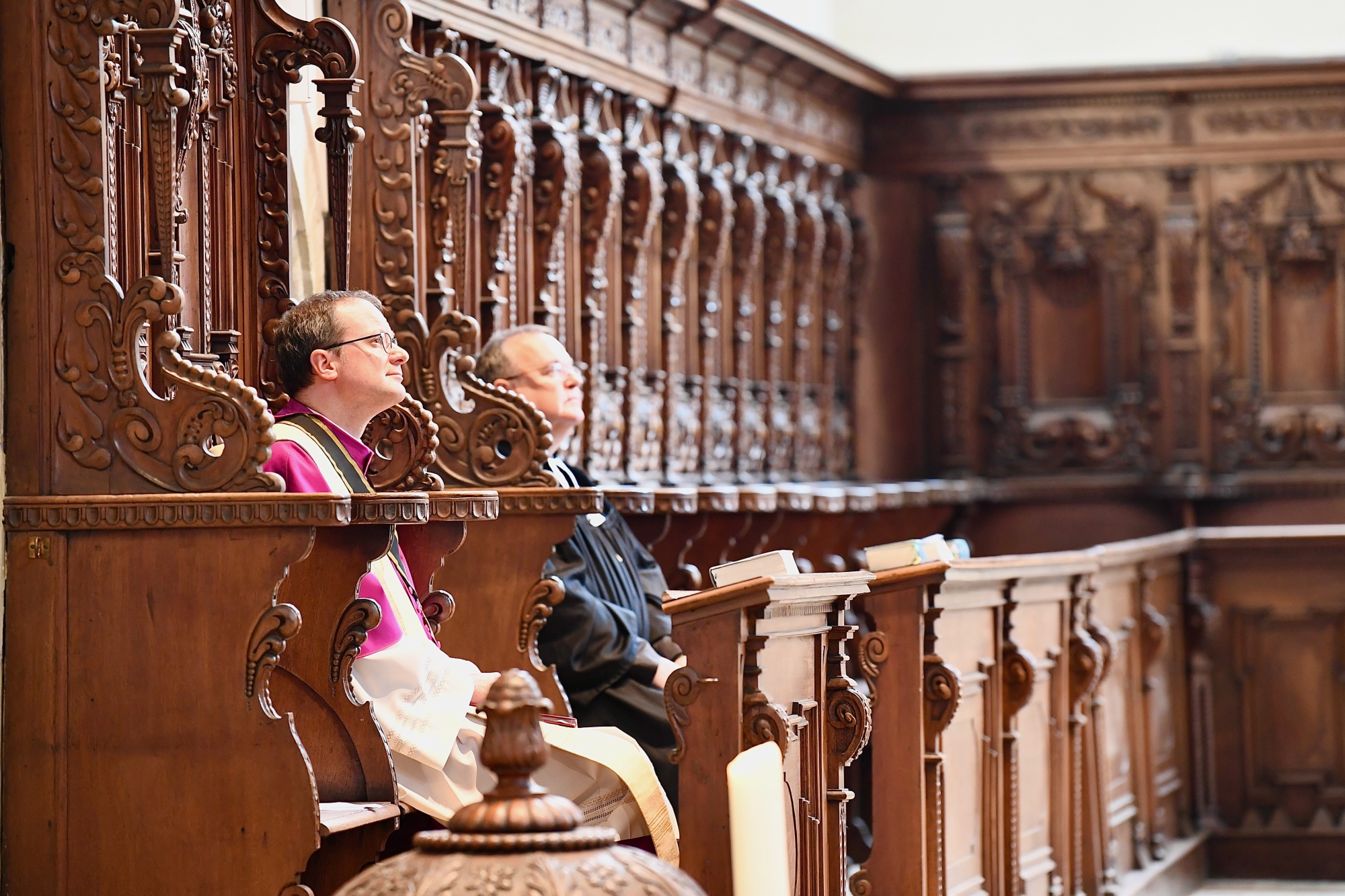 Geistliche in einer Kirche