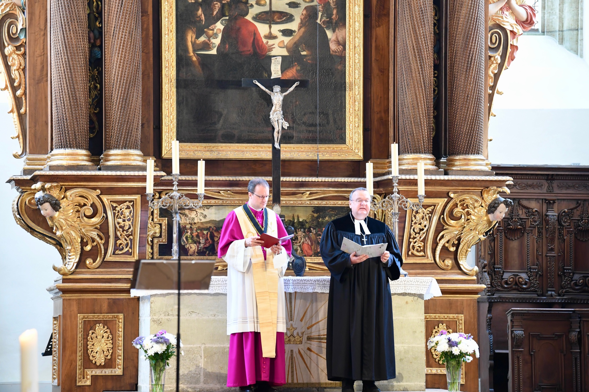 Geistliche in einer Kirche