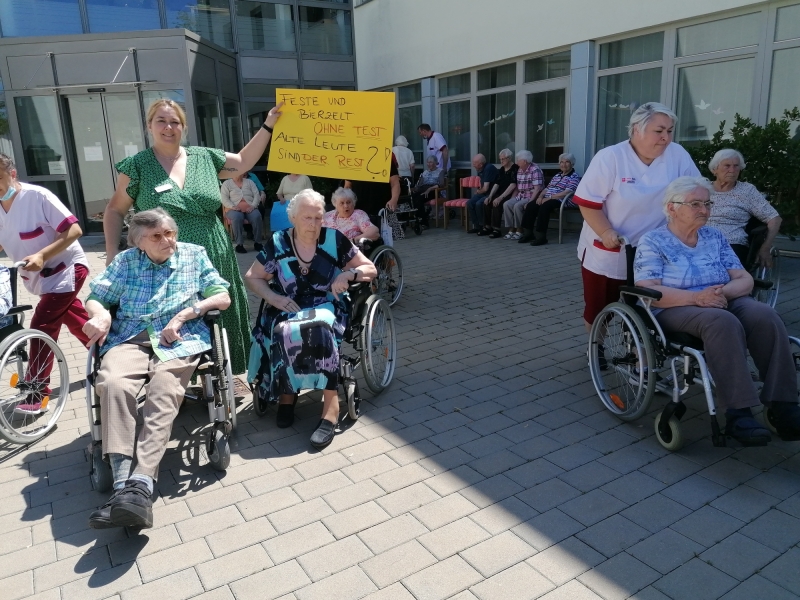 Senioren mit Plakaten