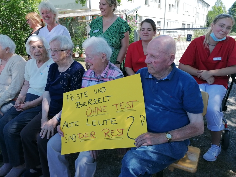 Senioren mit Plakaten