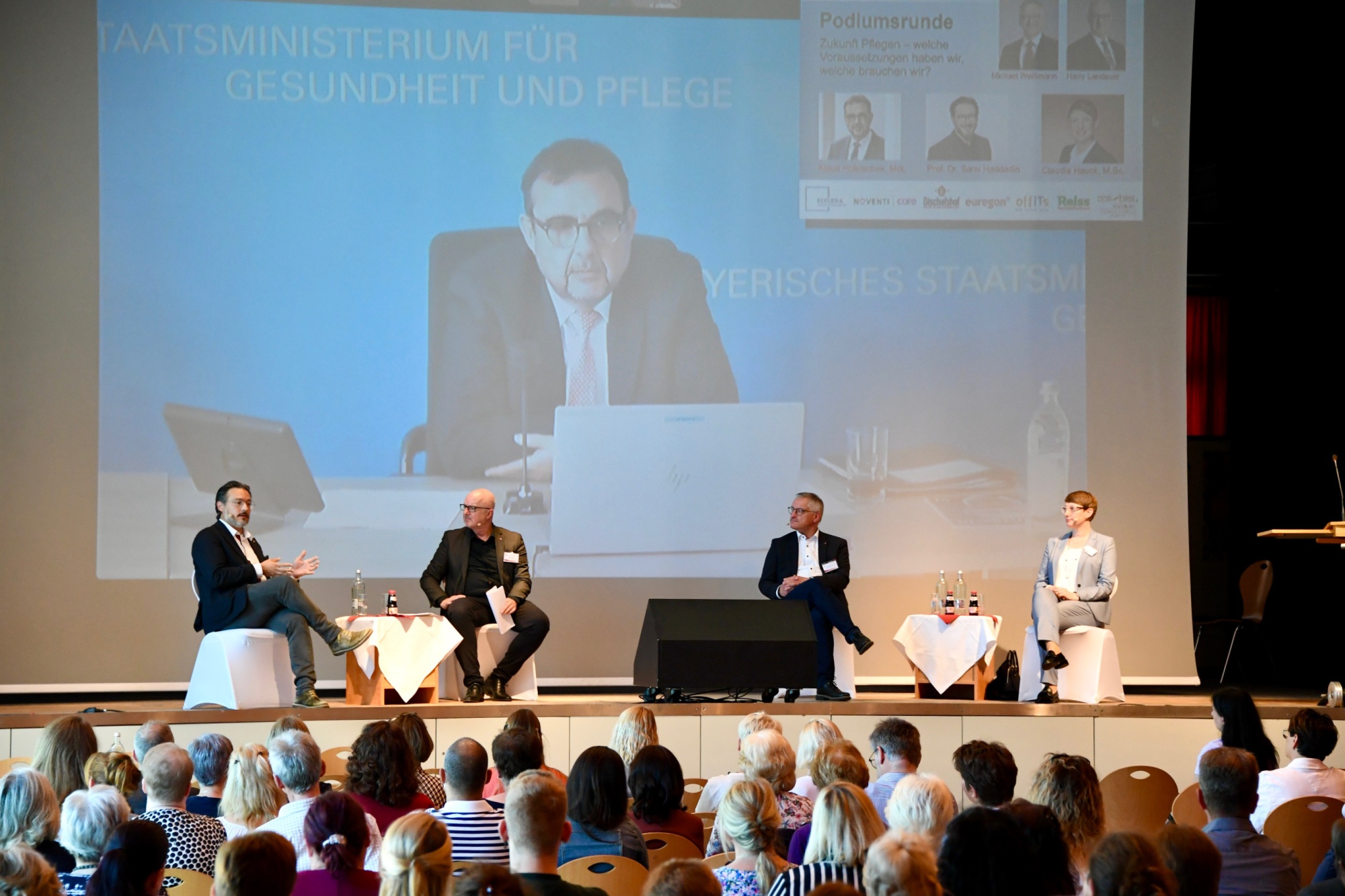 Redner und Personen in einem Kongresssaal