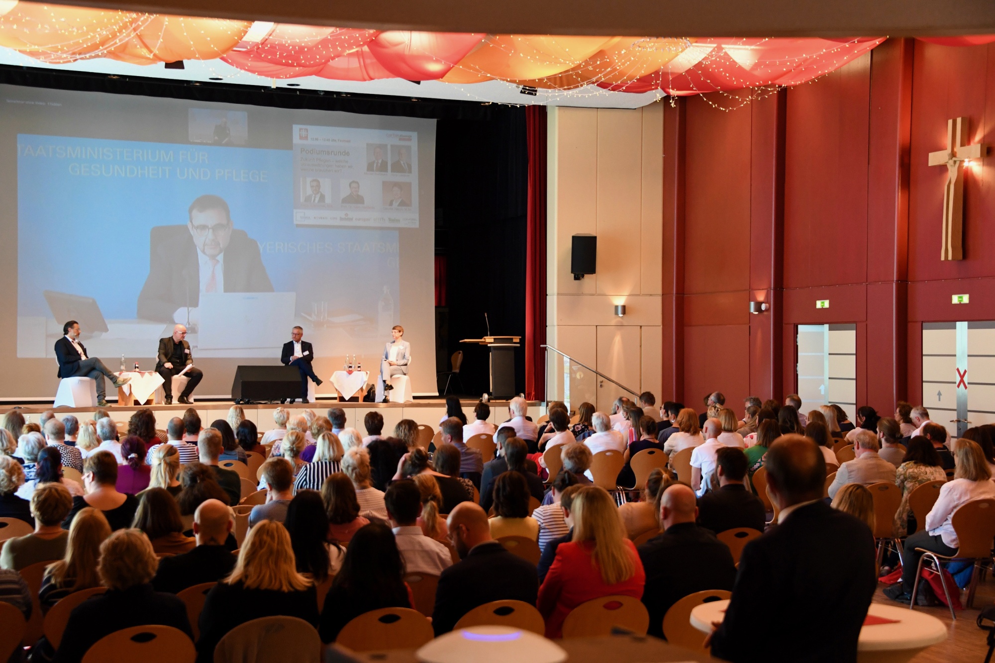 Redner und Personen in einem Kongresssaal