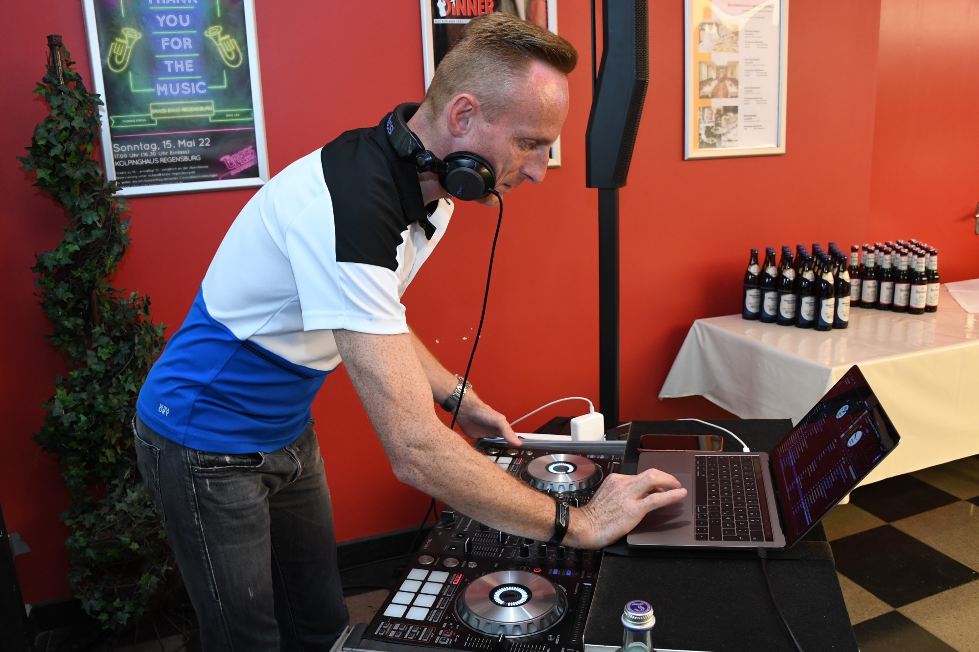 DJ
