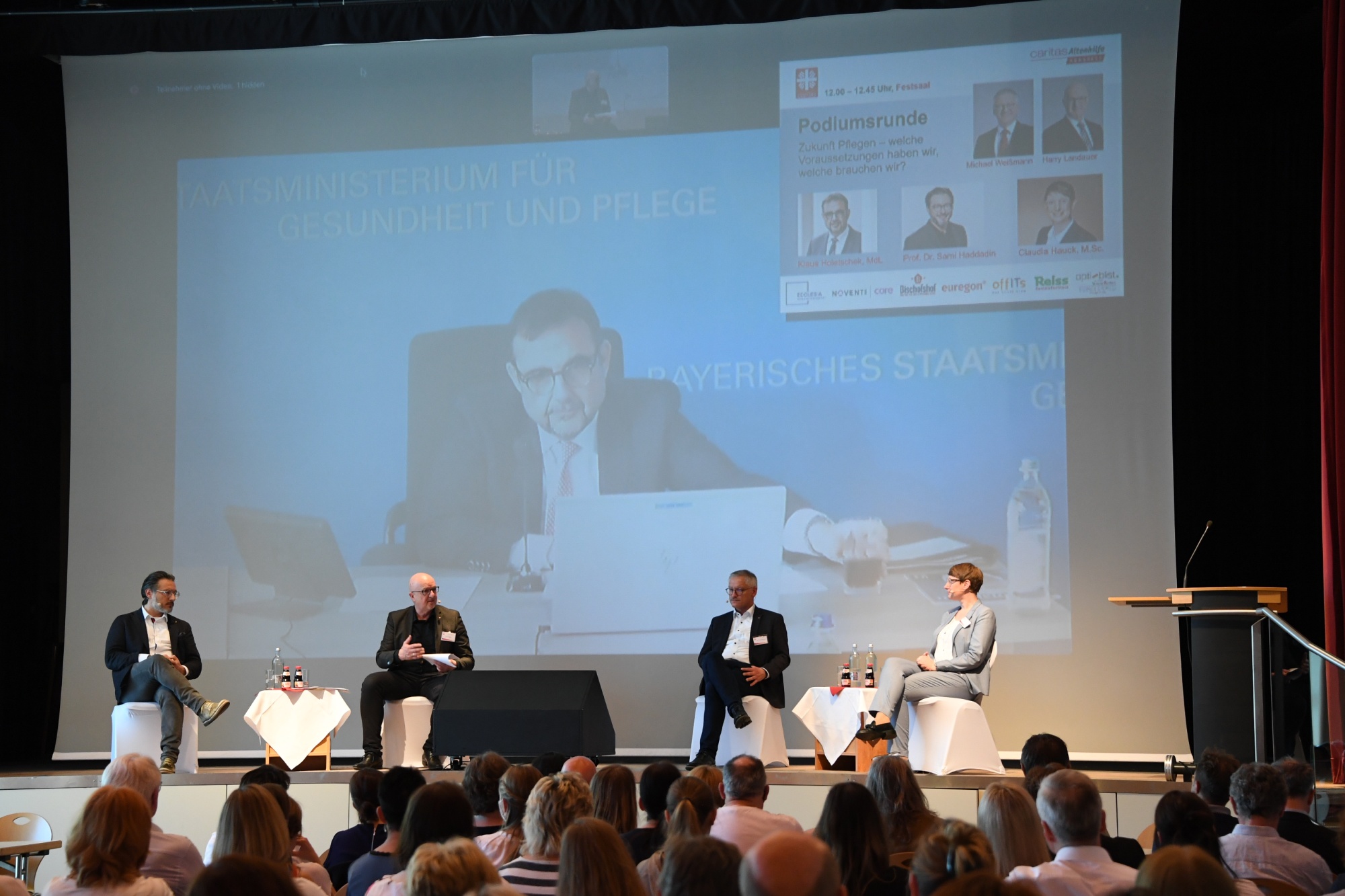 Redner und Personen in einem Kongresssaal