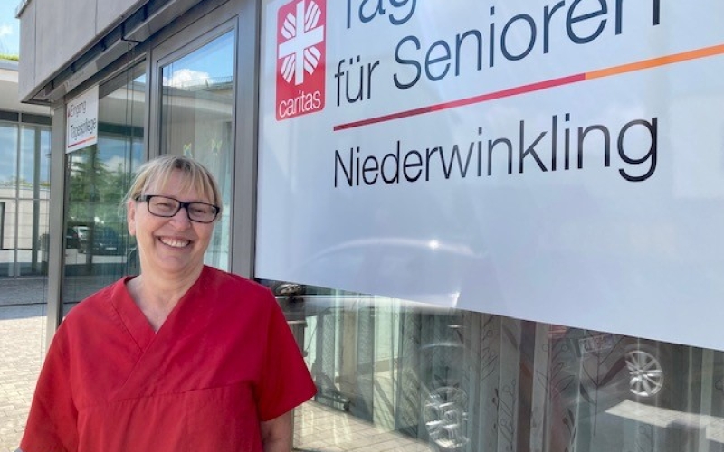 Frau vor Seniorenheim