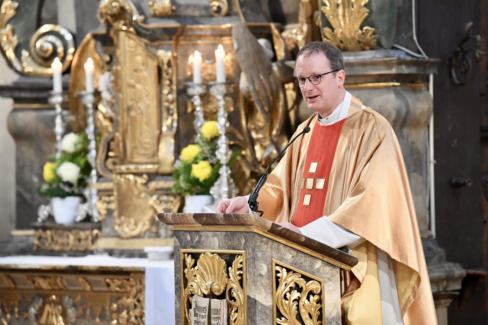 Geistlicher in Kirche