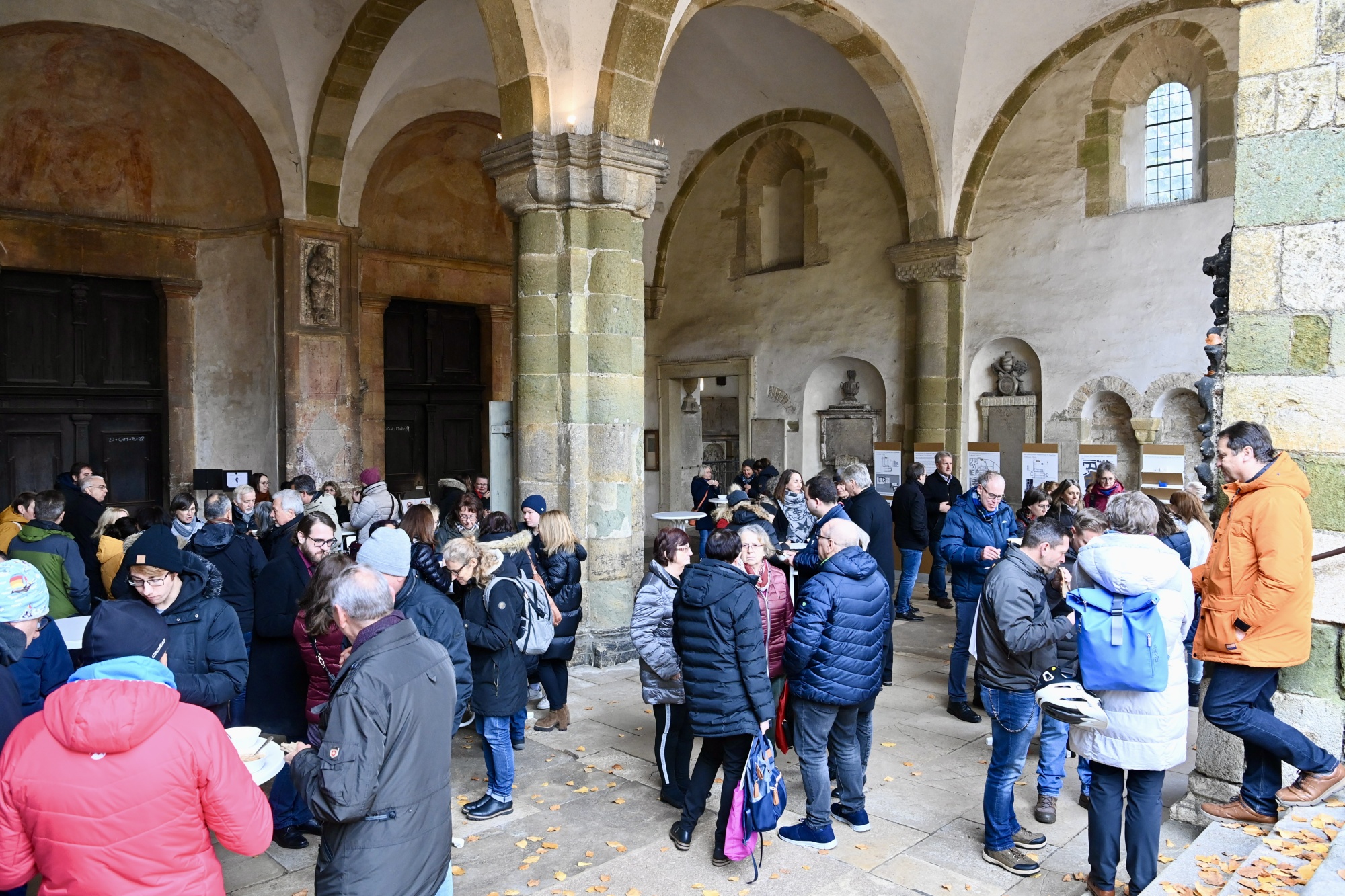 Personen in Kirche