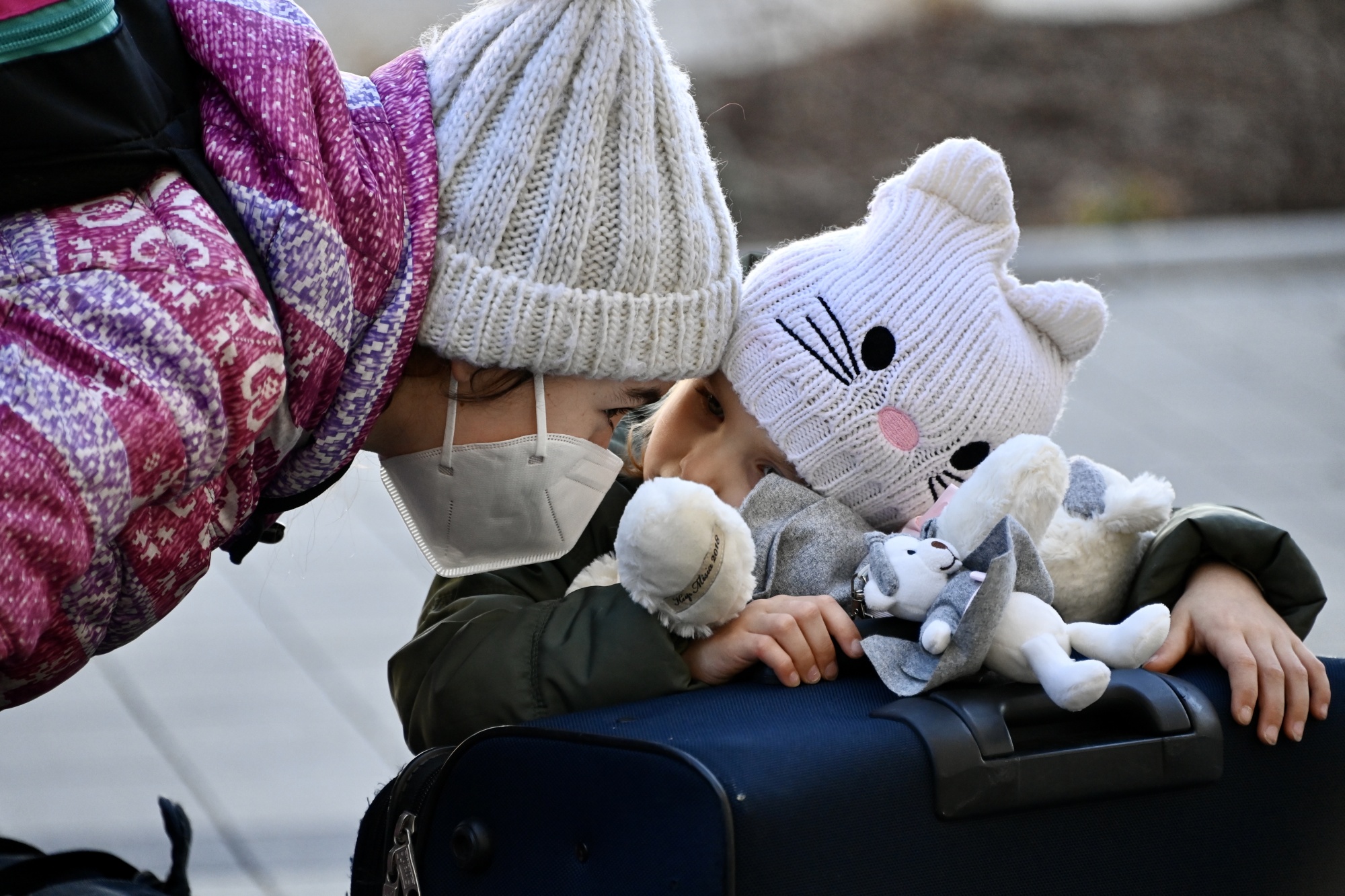 Mutter und Tochter mit Tasche