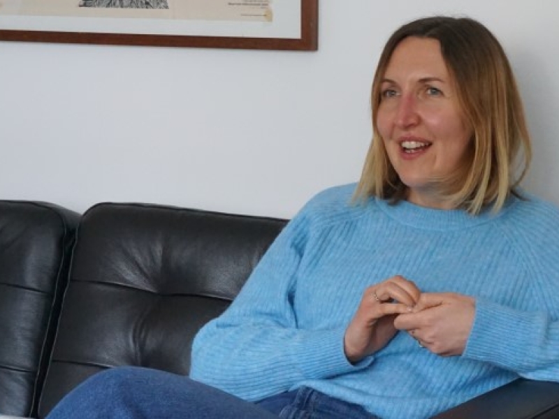Portrait von Frau auf Couch