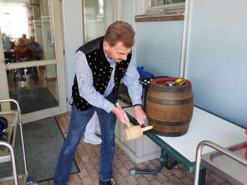 Person sticht Bier an