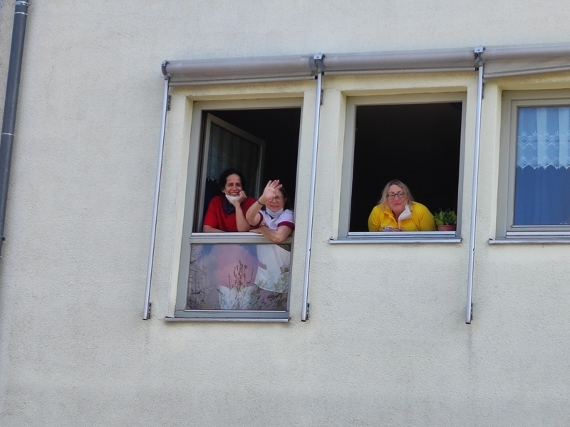 Personen sehen aus dem Fenster