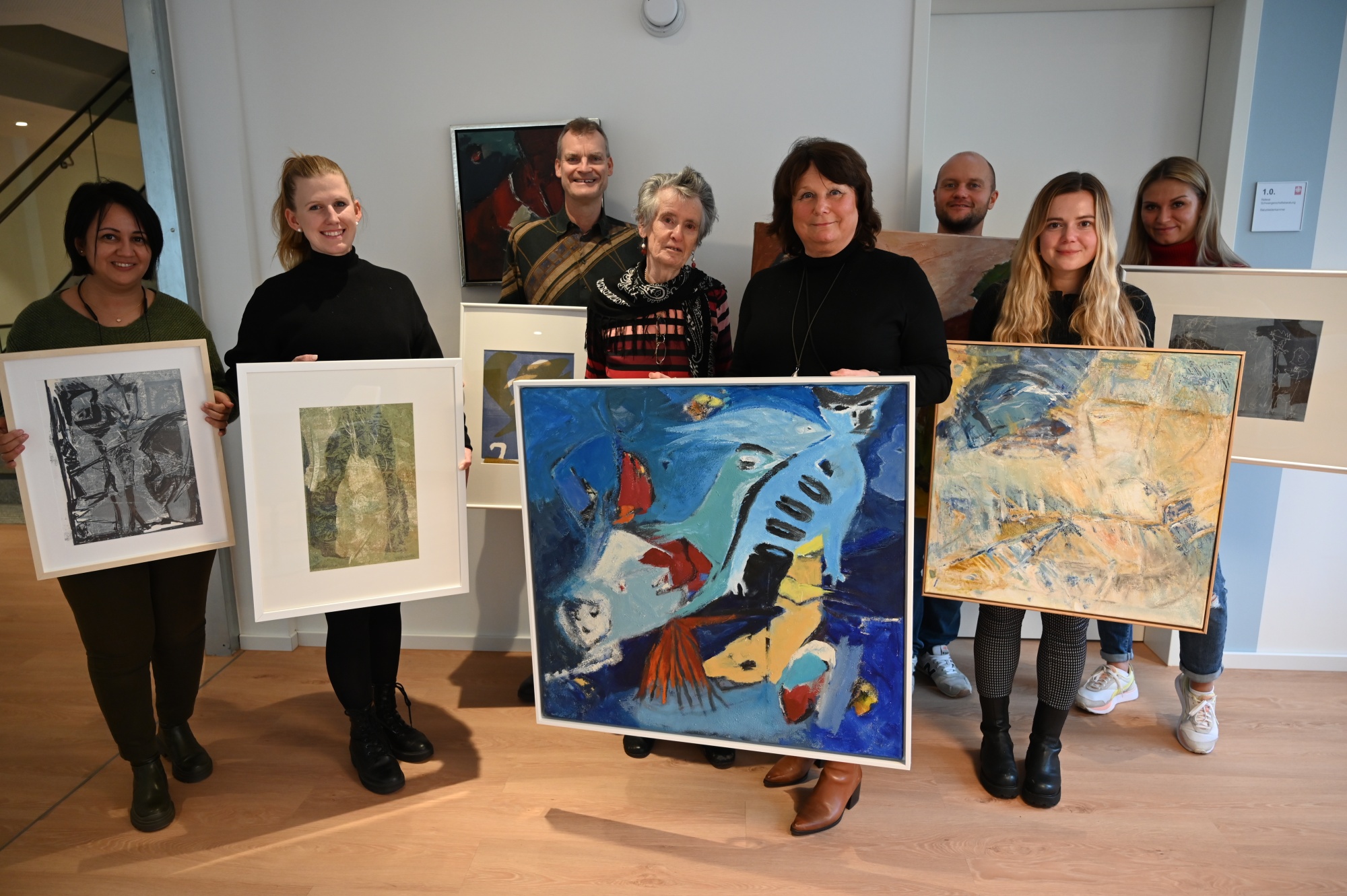 Personen halten Kunst