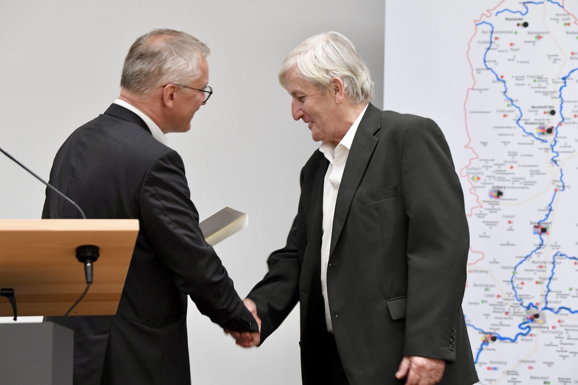 Redner gratuliert