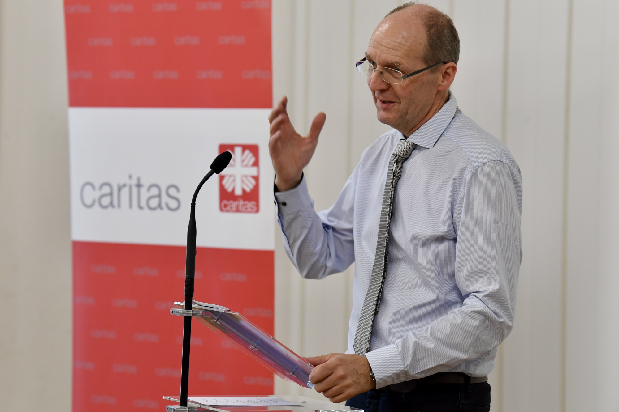 Redner an Mikrofon