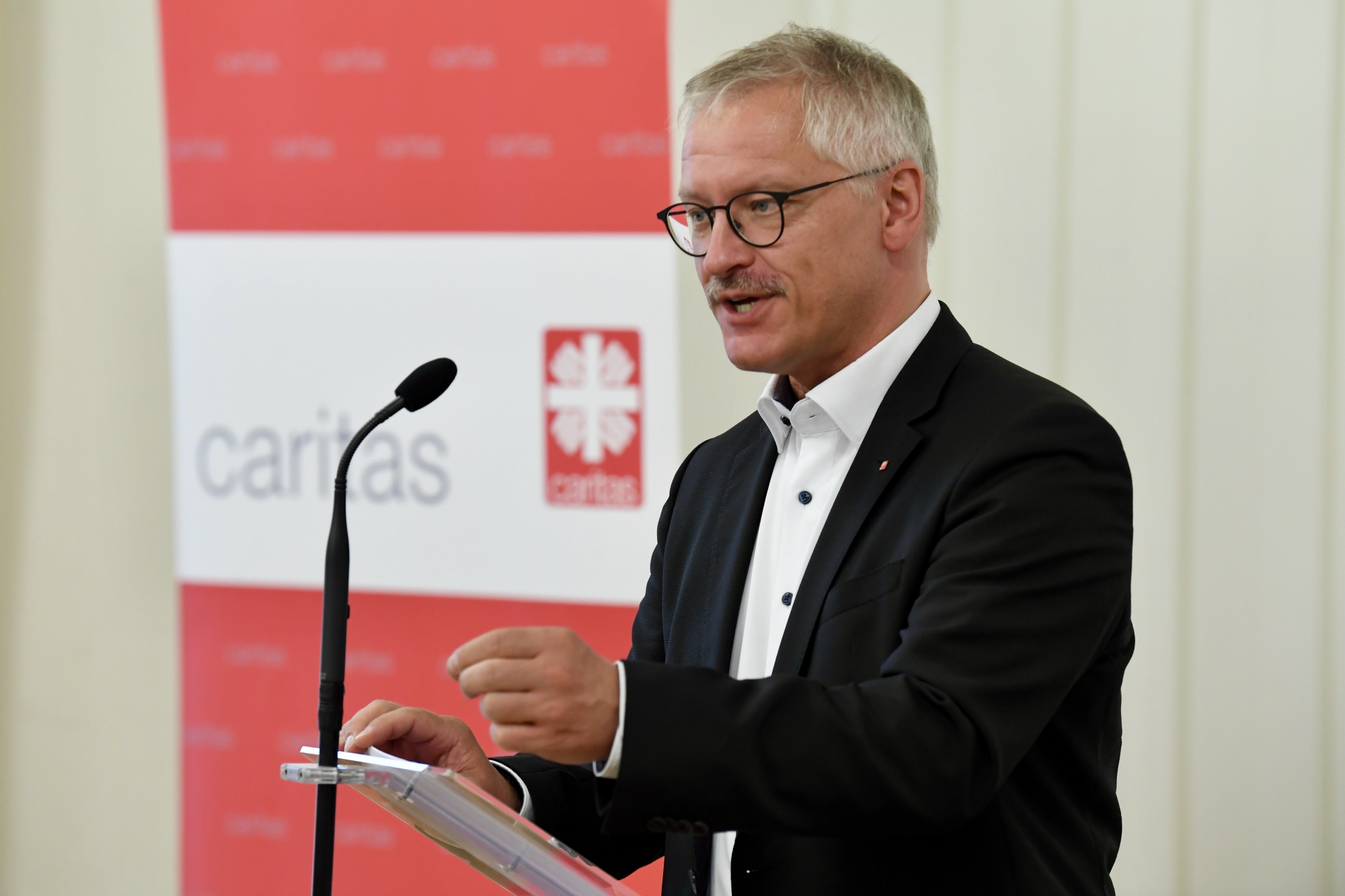 Redner an Mikrofon