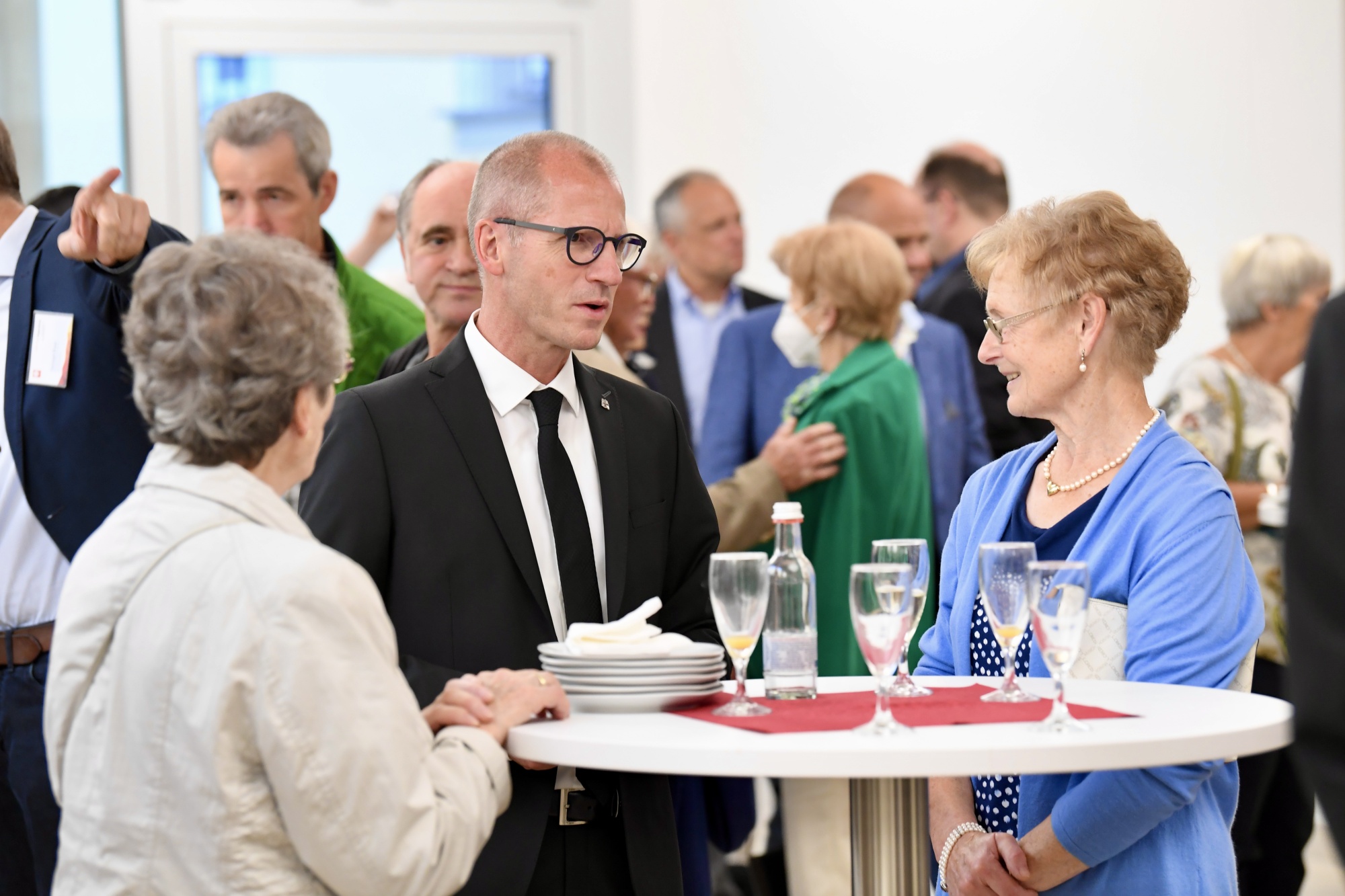 Drei Personen unterhalten sich