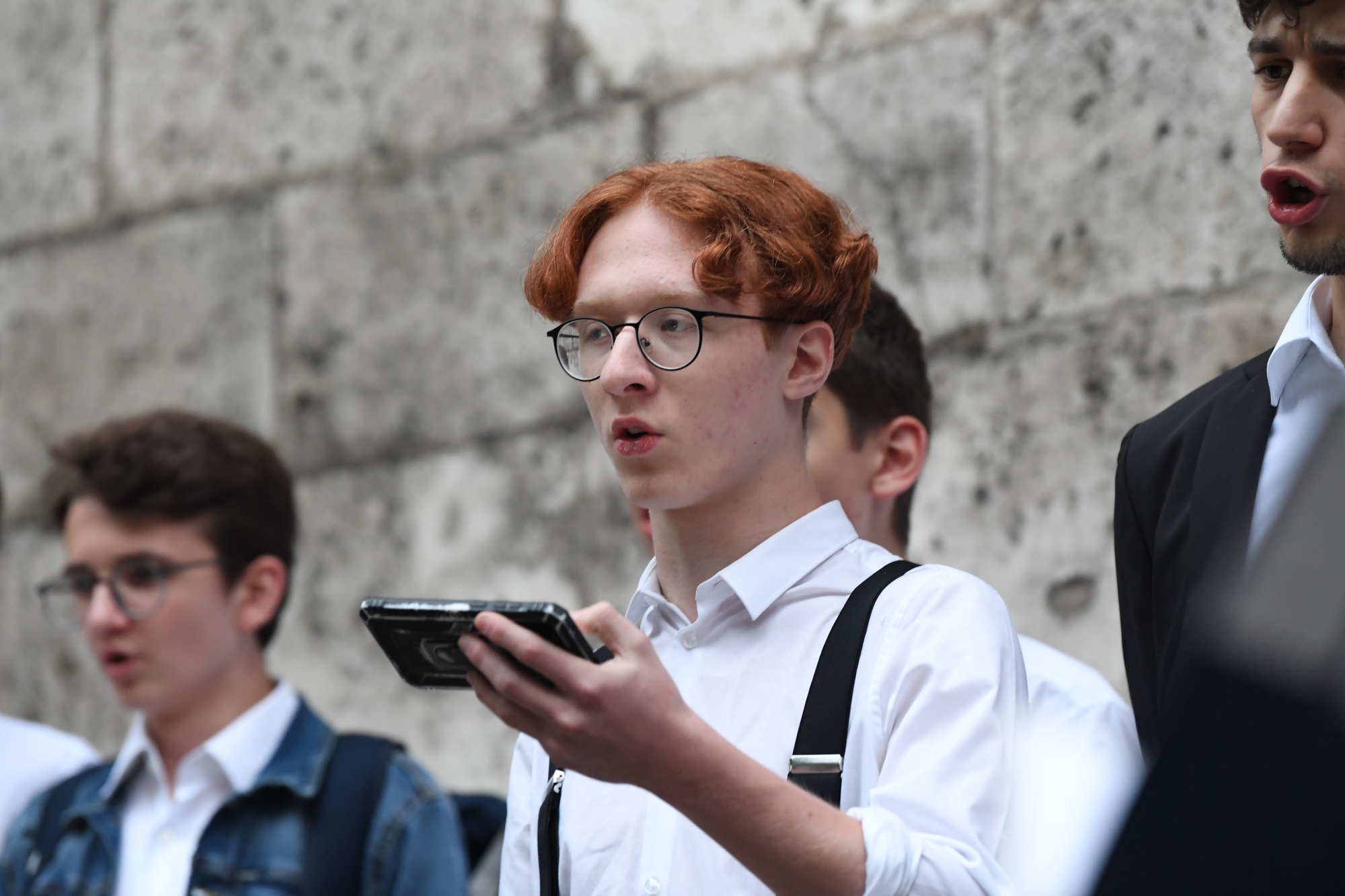 Kind mit Handy in der Hand